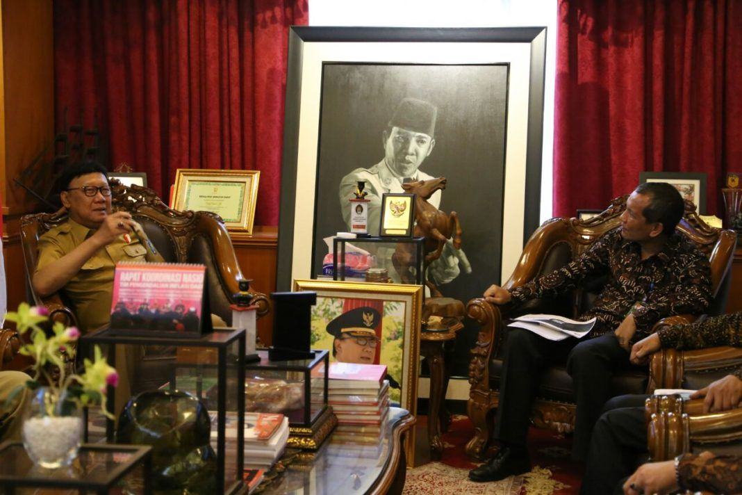 Foto: Pertemuan antara Mendagri Tjahjo Kumolo dengan Deputi Bidang Pencegahan KPK, Pahala Nainggolan.