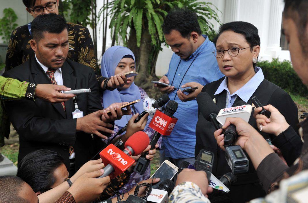 Foto: Menlu Retno Marsudi menjawab wartawan, di halaman Istana Merdeka, Jakarta, Selasa (12/9).