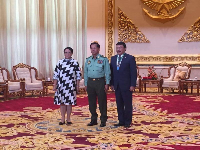 Foto: Menteri Luar Negeri (Menlu) Retno Marsudi bertemu dengan Panglima Angkatan Bersenjata (AB) Myanmar, Jenderal Senior U Min Aung Hlaing, di Nay Pyi Taw, Myanmar, Senin (4/9) siang waktu setempat.
