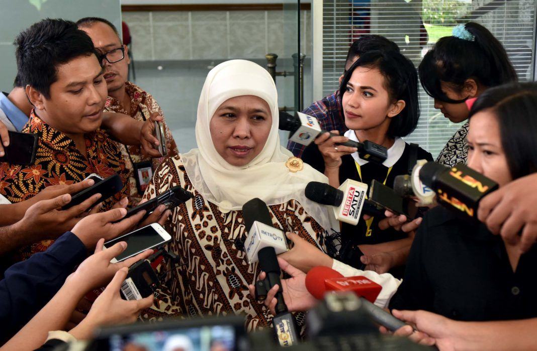 Foto: Mensos Khofifah Indar Parawansa menjawab wartawan usai mengikuti rapat terbatas, di Kantor Presiden, Jakarta, Kamis (28/9).