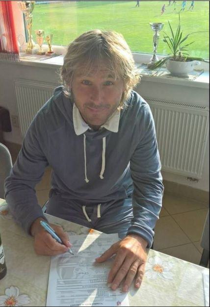 Foto: Pavel Nedved saat menandatangni kontrak FK Skalna (Foto: Facebook)
