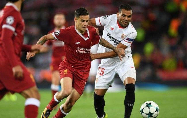 Foto: Gelandang Liverpool Philippe Coutoinho (kiri) diadang bek Sevilla Gabriel Mercado (kanan) (Foto: AFP/Paul Ellis)