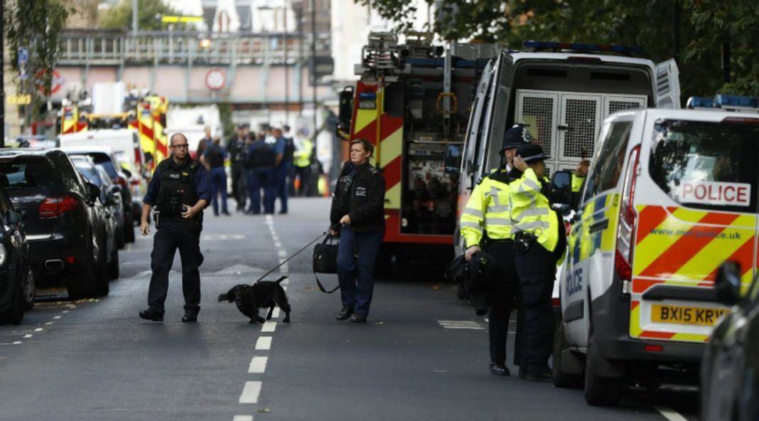 Polisi berada di sekitar lokasi terjadinya serangan ledakan di stasiun bawah tanah Parsons Green, London. (AP Photo/Kirsty Wigglesworth)