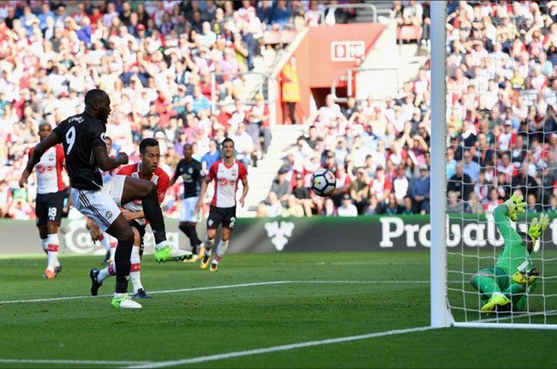 Romelu Lukaku saat mencetak gol ke gawang Southampton (Foto: twitter)
