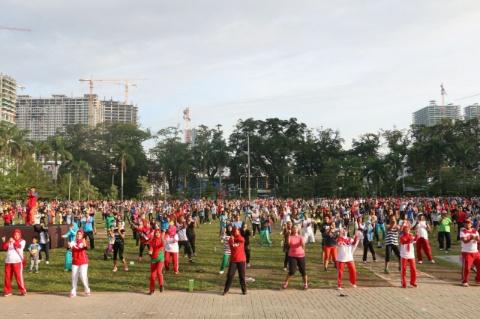 Foto: Ratusan Warga Kota Medan mengikuti Senam Jantung sehat di Lapangan Merdeka Medan, Minggu (24/9).