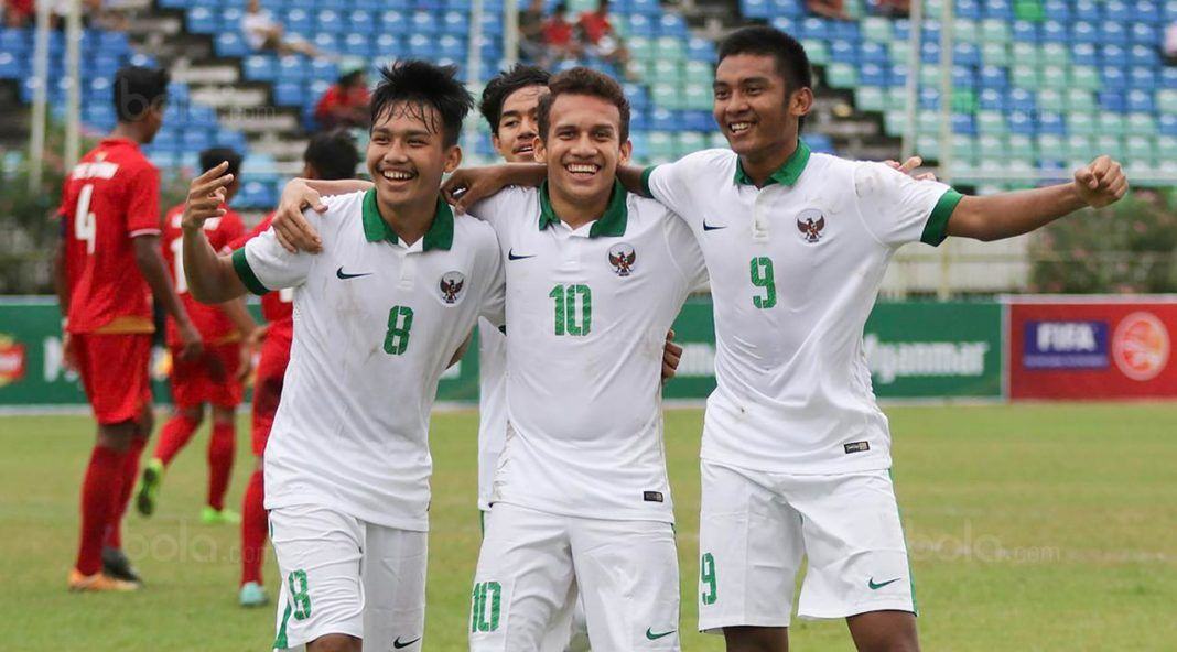 Foto: Pemain Timnas Indonesia U-19 merayakan kemenangan usai mengalahkan Myanmar pada laga Piala AFF U-18 di Stadion Thuwunna, Rabu (17/9). Indonesia menang 7-1 atas Myanmar.