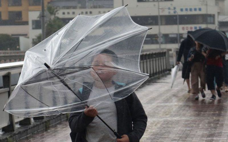 Topan Talim menghantam Kyushu, Jepang, Senin (18/9). (Foto: AFP)