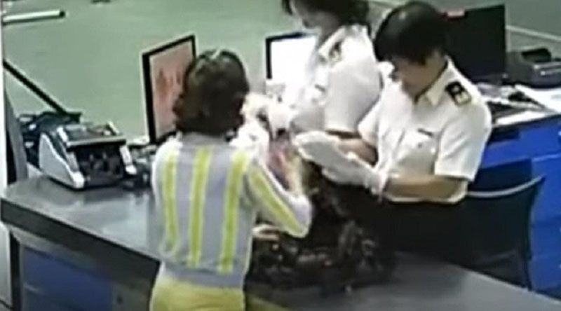 Petugas bandara mengamankan wanita yang membawa berlian di dalam bra. (CGTN)