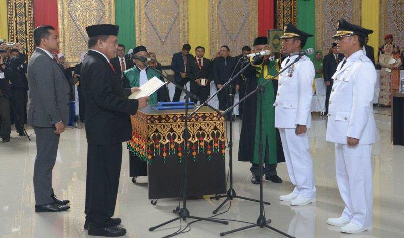 Foto: Gubernur Aceh, Irwandi Yusuf saat melantik Raidin Pinim dan Bukhari di Kutacane, Senin (2/10).