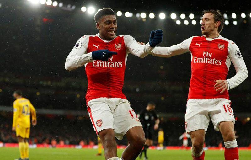 Foto: Selebrasi gelandang Arsenal Alex Iwobi (kiri) bersama dengan Nacho Monreal (kanan). (Premier League)