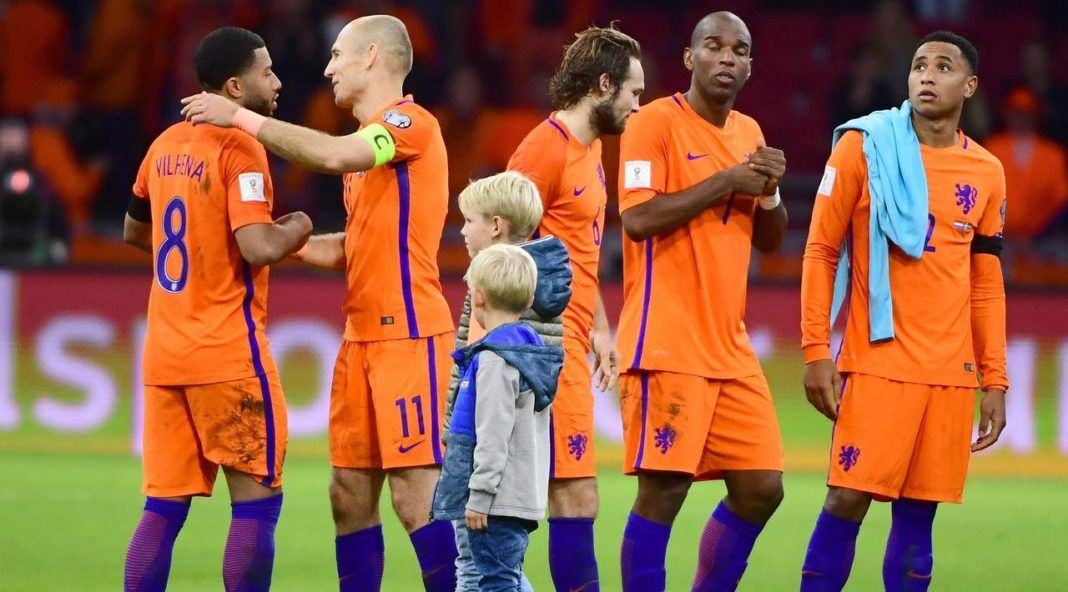 Foto: Arjen Robben (2kiri) memberikan semangat kepada rekan setimnya usai laga melawan Swedia pada kualifikasi Piala Dunia 2018 grup A di Amsterdam Arena, Amsterdam, Rabu (10/10). Belanda menang 2-0 namun kalah selisih gol dari Swedia. (AFP/Emmanuel Dunand)