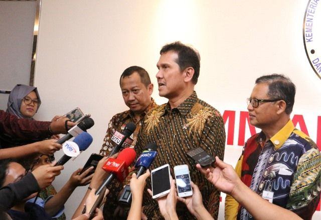 Foto: Sekjen Kemenkum HAM Bambang Rantam S. (kiri) saat bersama Sesmen PANRB Dwi Wahyu Atmaji (kanan) mendampingi Menteri Asman Abnur memberi keterangan kepada wartawan, Rabu (4/10).