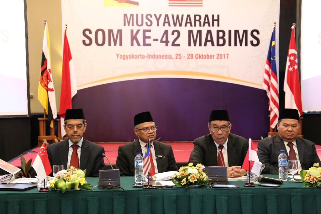 Foto: Ketua Delegasi SOM ke-42 Mabims menyampaikan keterangan pers di Yogyakarta .