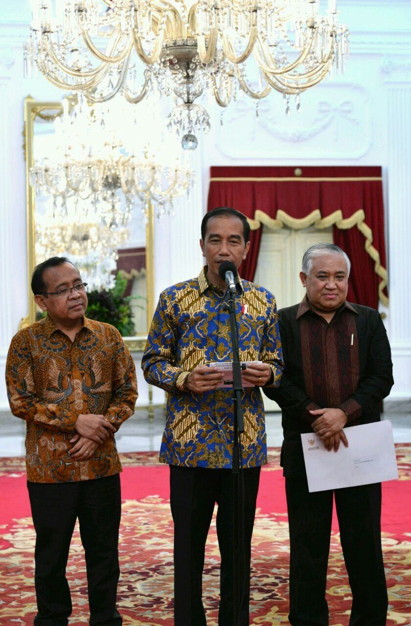 Foto: Presiden Jokowi pada konferensi pers bersama Din Syamsuddin dan Mensesneg Pratikno, di Ruang Kredensial Istana Merdeka, Jakarta, Senin (23/10).