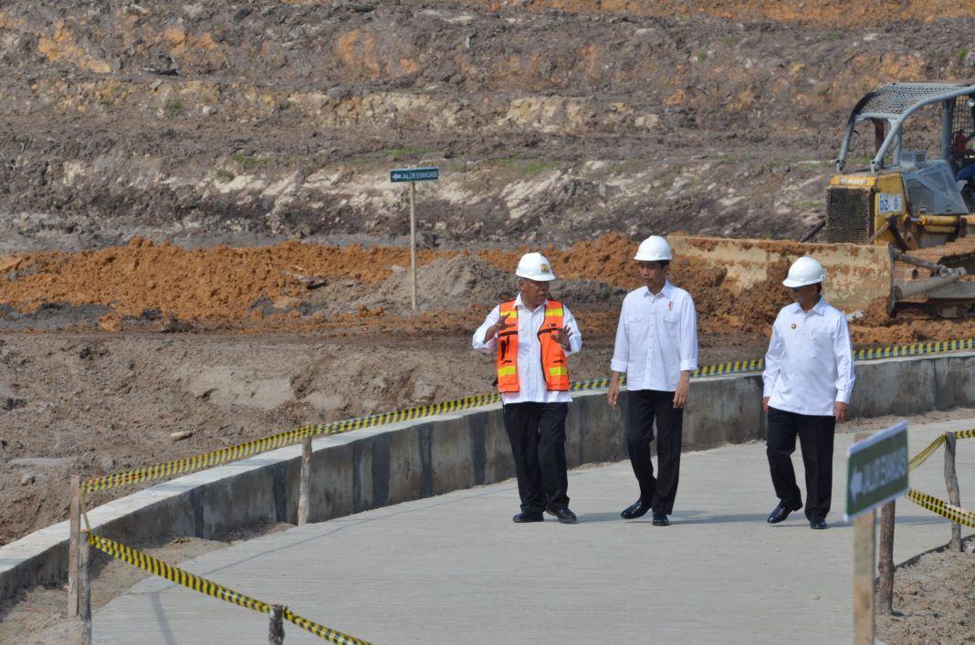 Foto: Presiden Jokowi didampingi Gubernur Kaltara mendengar penjelasan Menteri PUPR tentang pembangunan Embung Rawa Sari, di Tarakan, Kaltara, Jumat (6/10).
