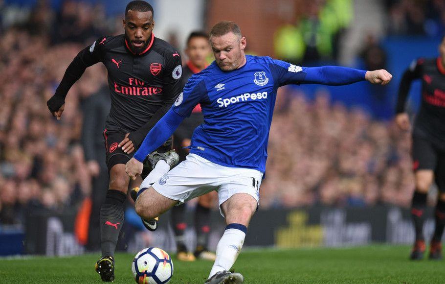 Foto: Striker Everton, Wayne Rooney, melepaskan tendangan yang kemudian menghasilkan gol bagi timnya saat melawan Arsenal, Minggu (22/10). (AFP PHOTO/Oli Scarf)