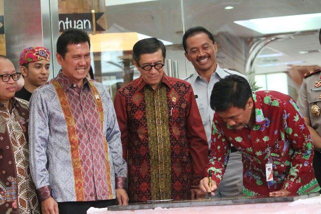 Gubernur DKI Jakarta Djarot Syaiful Hidayat menandatangani prasasti saat peresmian Mal Pelayanan Publik di Jakarta, Kamis (12/10).