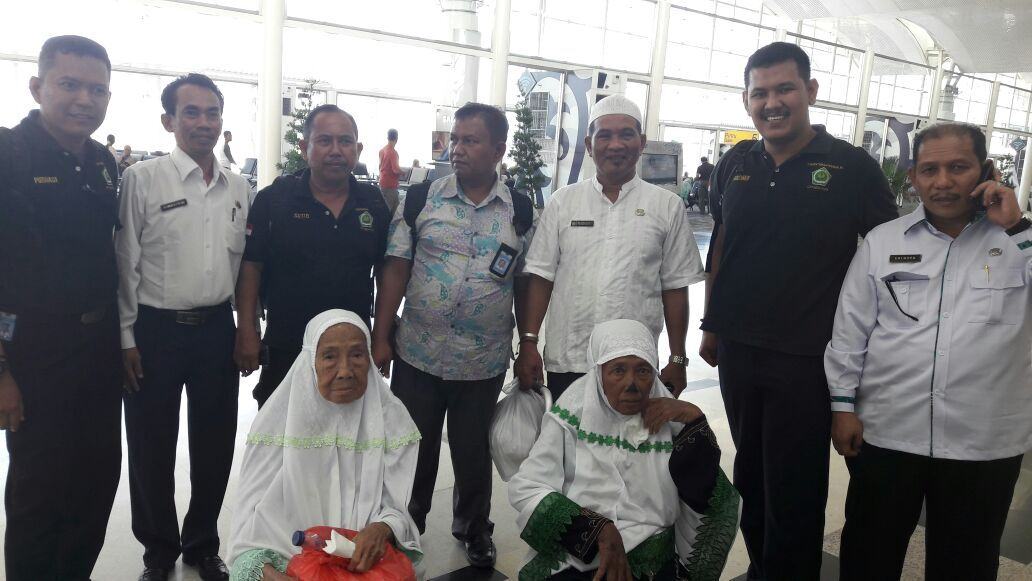 Foto: Dua orang jemaah haji asal Sumatera Utara yang tertunda kepulangannya karena sakit sudah kembali ke tanah air.