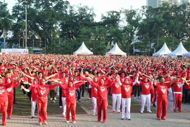 Foto: Ribuan masyarakat Kota Medan memperingati Hari Jantung Sedunia dilapangan Merdeka Medan, Minggu (1/10).