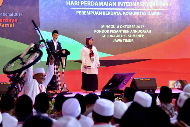 Foto: Presiden Jokowi dalam acara peringatan Hari Perdamaian Internasional yang dihelat di Institut Ilmu Keislaman Annuqayah, Kabupaten Sumenep, Provinsi Jawa Timur, Minggu (8/10).
