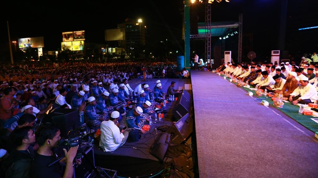 Foto: Menag Lukman Hakim Saifuddin bersama ribuan umat Islam hadiri Puncak Hari Santri Nasional 2017 di Semarang.