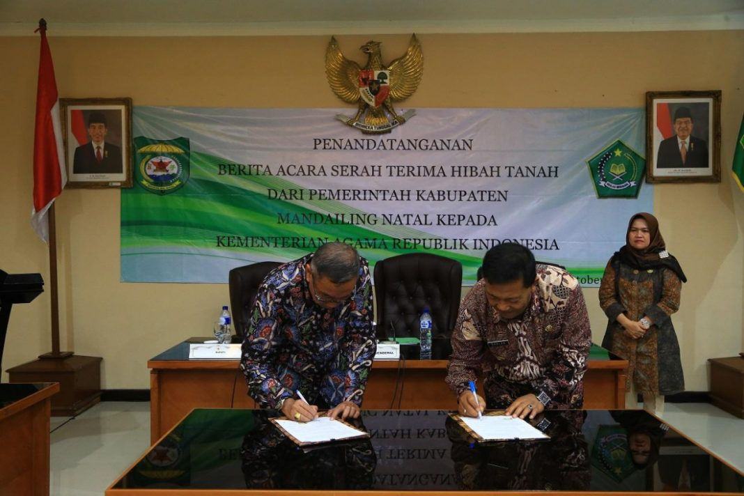 Foto: Sekjen Kemenag Nur Syam dan Bupati Mandailing Natal Dahlan Hasan Nasution tandatangani serah terima hibah tanah.