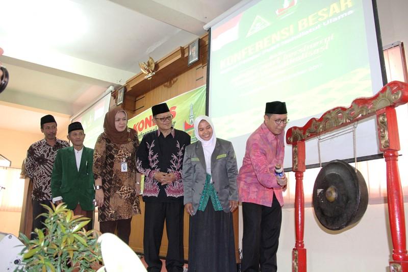 Foto: Menag Lukman didampingi Ketum IPPNU pukul gong buka Konferensi Besar IPPNU di Yogyakarta.