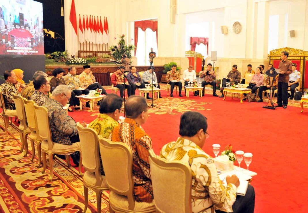 Foto: Presiden Jokowi memberikan arahan pada sidang kabinet paripurna, di Istana Negara, Jakarta, Senin (2/10)