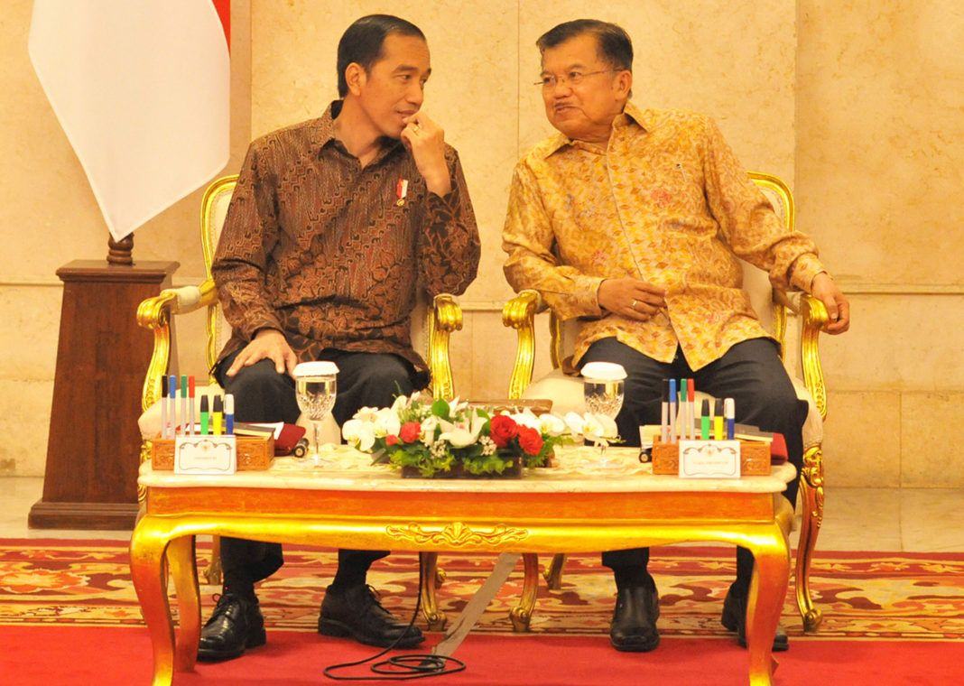 Foto: Presiden Jokowi dan Wakil Presiden Jusuf Kalla berbincang sebelum sidang kabinet paripurna, di Istana Negara, Jakarta, Senin (2/10) .
