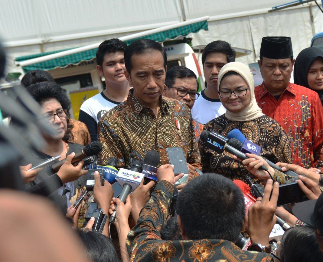 Foto: Presiden Jokowi menjawab wartawan usai menghadiri acara Pencanangan Aksi Nasional Pemberantasan Obat Ilegal dan Penyalahgunaan Obat, di Bumi Perkemahan Wisata Cibubur, Jakarta Timur, Selasa (3/10).
