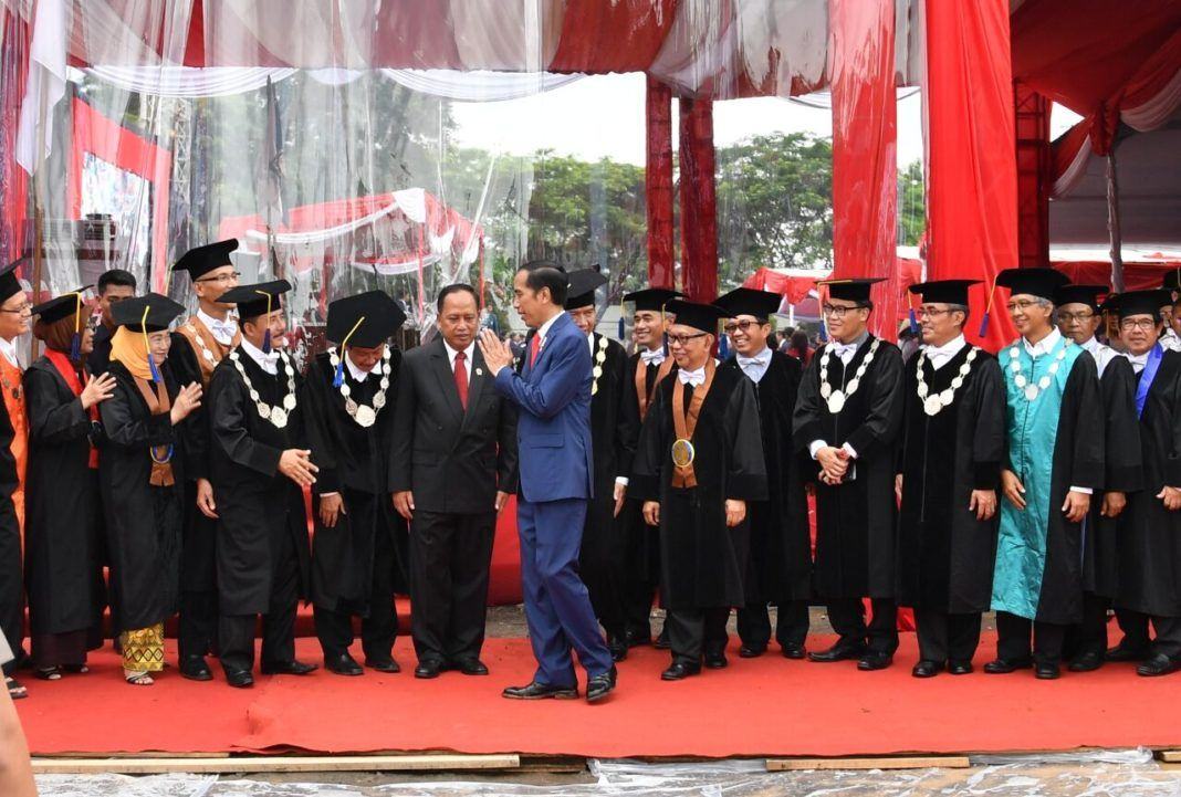 Foto: Presiden Jokowi saat memberikan orasi pada Dies Natalis ke-60 Universitas Diponegoro di Stadion Universitas Diponegoro, Kota Semarang, Provinsi Jawa Tengah, Selasa (17/10).