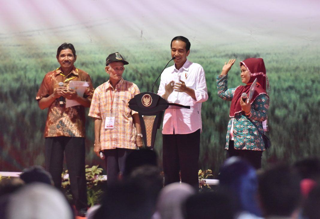 Foto: Presiden Jokowi berdialog dengan warga usai menyerahkan 5.100 seritifikat, di Desa Muruy, Kecamatan Menes, Kabupaten Pandeglang, Provinsi Banten, Rabu (4/10) sore.