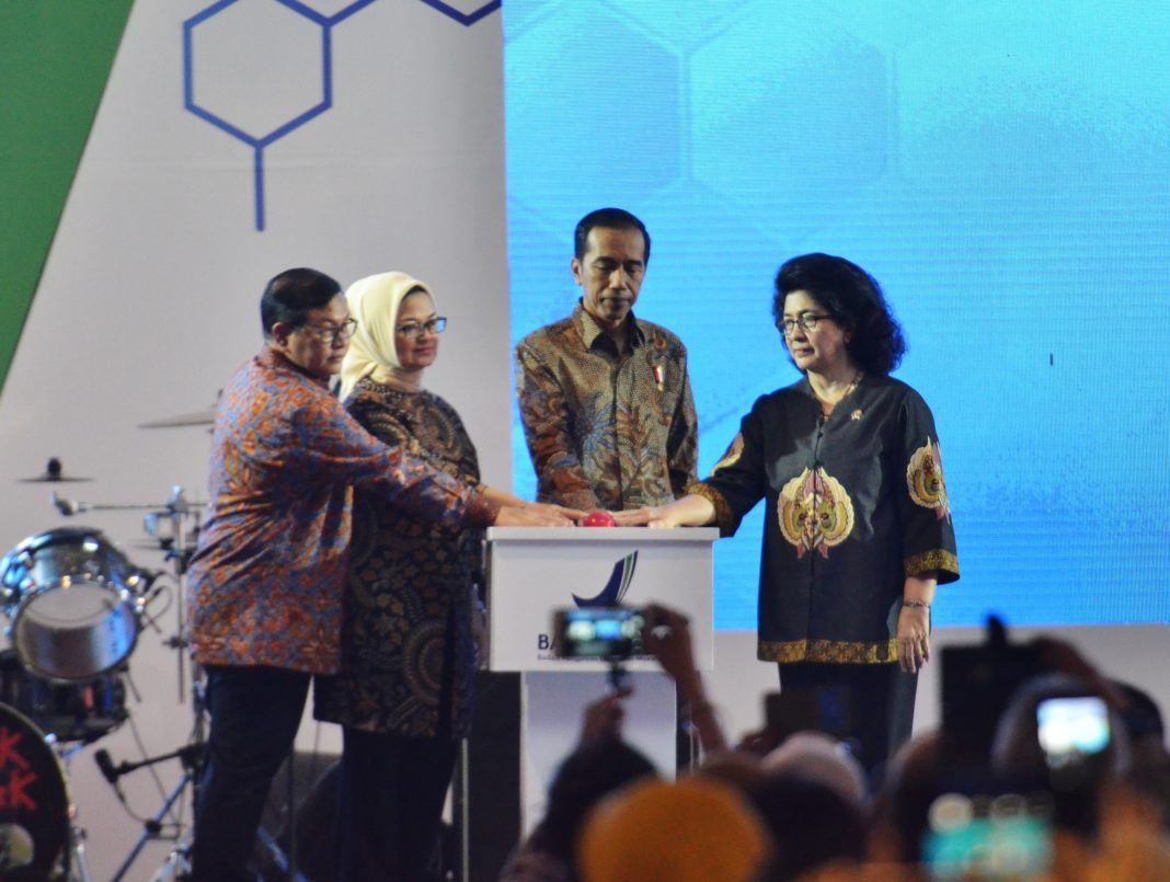Foto: Presiden Jokowi didampingi Menkes, Seskab, dan Kepala BPOM menekan tombol pencanangan Aksi Nasional Pemberantasan Obat Ilegal dan Penyalahgunaan Obat, di Bumi Perkemahan Wisata Cibubur, Jakarta Timur, Selasa (3/10).