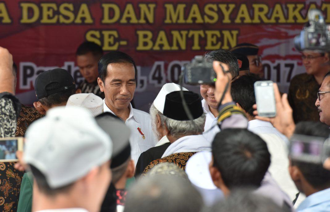 Foto: Presiden Jokowi saat bersilaturahim dengan para kepala desa dan masyarakat tani se-Provinsi Banten, di Desa Muruy, Kecamatan Menes, Kabupaten Pandeglang, Banten, Rabu (4/10).