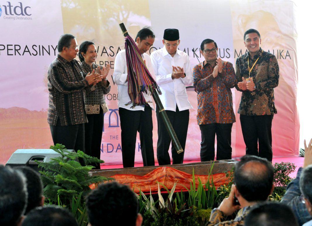 Foto: Presiden Jokowi meresmikan beroperasinya KEK Pariwisata Mandalika, di Pantai Kuta, Kab. Lombok Tengah, NTB, Jumat (20/10).