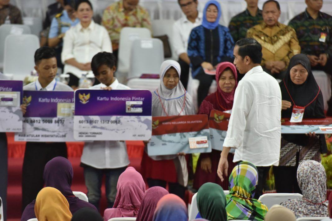 Foto: Presiden Jokowi saat membagikan KIP dan PKH di Gelanggang Olahraga (GOR) ASA Sport Center, Kota Cilegon, Provinsi Banten, Kamis (5/10).