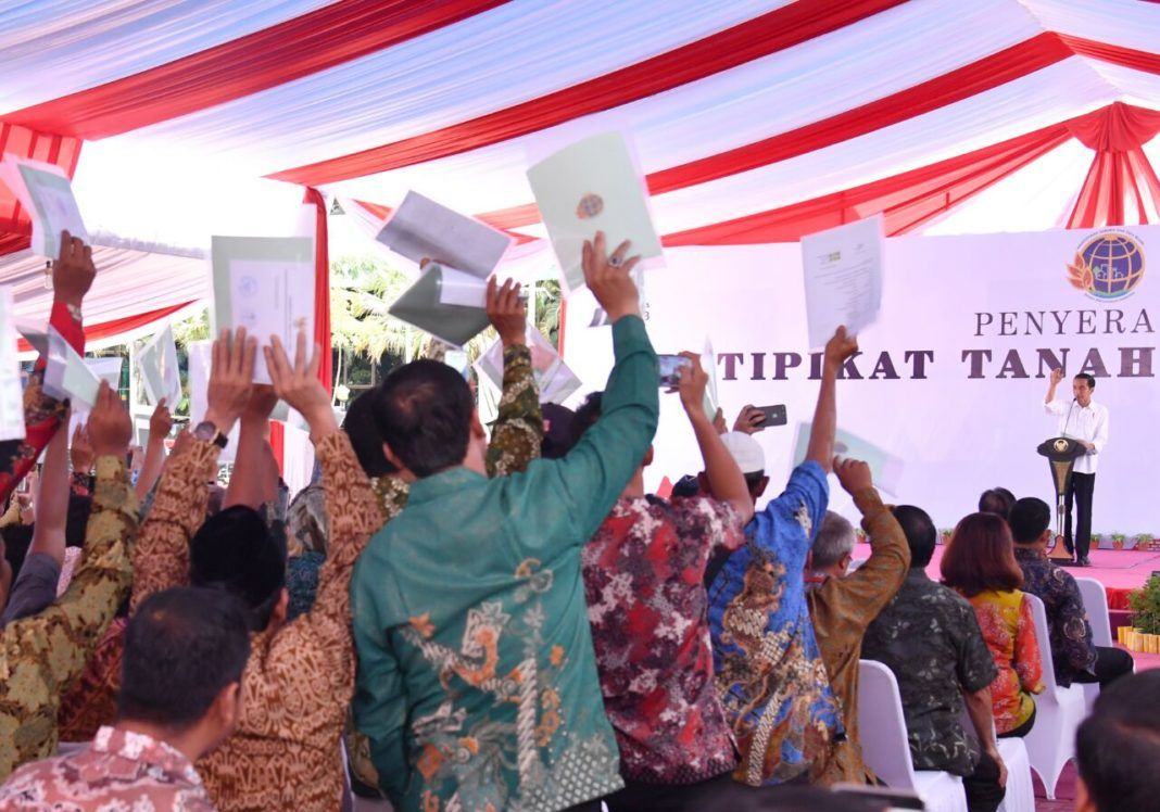 Foto: Presiden Jokowi menghitung sertfikat yang ditunjukkan rakyat, saat berkunjung ke Tanjung Selor, Kab. Bulungan, Kaltara, Jumat (6/10).