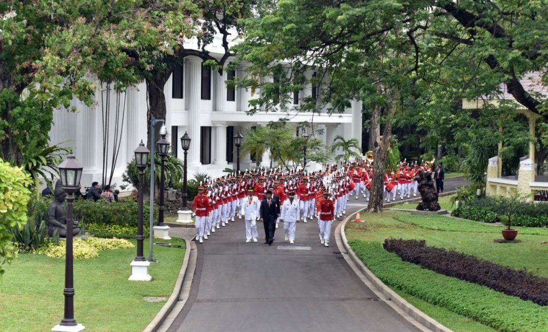 Foto: Presiden Jokowi berjalan bersama Gubernur dan Wakil Gubernur DIY melakukan kirab dari Istana Merdeka menuju Istana Negara, Selasa (10/10).