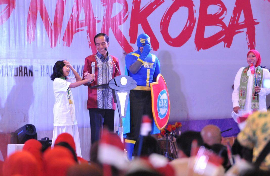 Foto: Presiden Jokowi berdialog dengan seorang pelajar pada Penyuluhan Bahaya Narkoba, Pornografi dan Kekerasan, di JI-Expo, Kemayoran, Jakarta, Rabu (11/10)