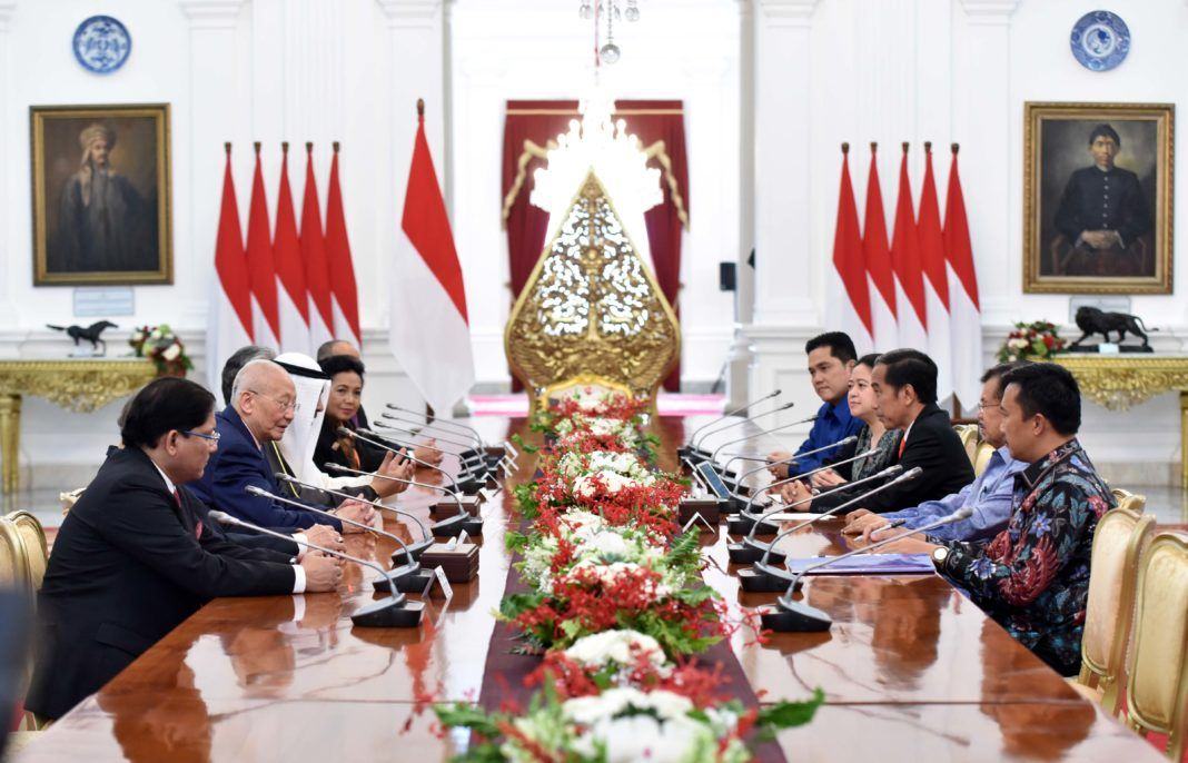 Foto: Presiden Jokowi didampingi Wakil Presiden Jusuf Kalla menerima delegasi OCA yang dipimpin Syekh Ahmad Al Fahad Al Sabah, di Istana Merdeka, Jakarta, Senin (16/10)