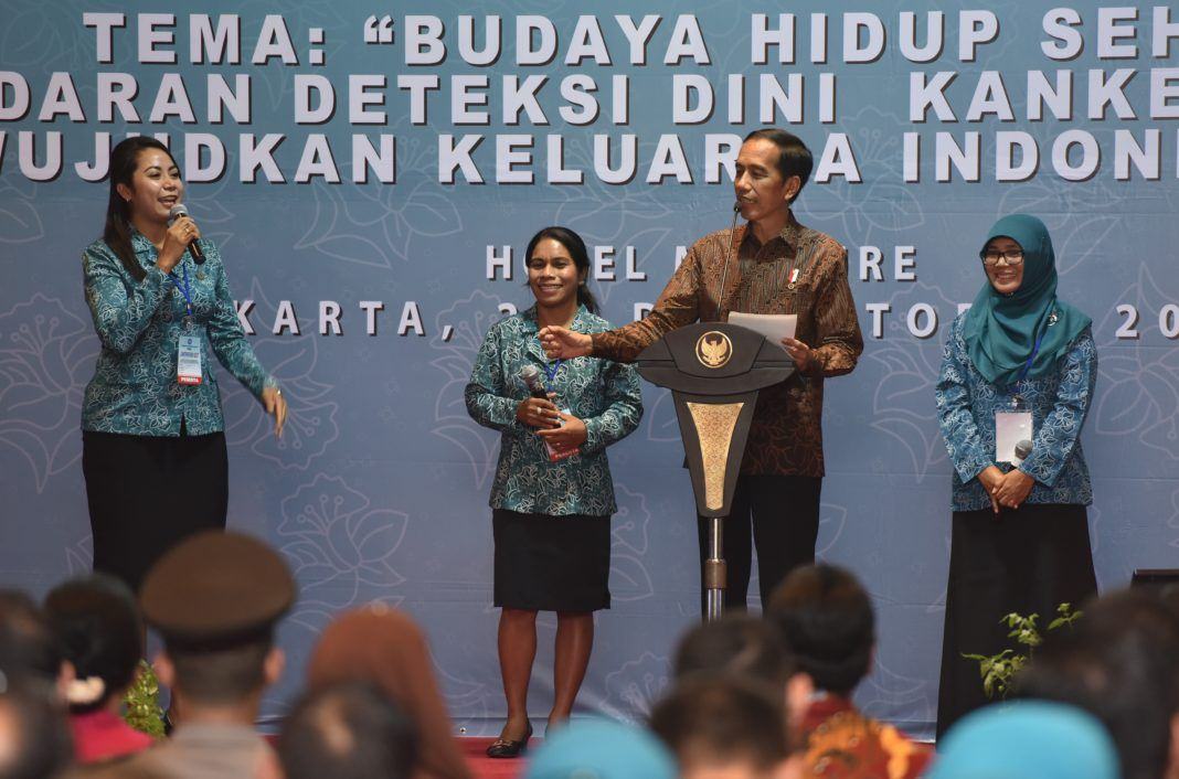 Foto: Presiden Jokowi saat menghadiri Puncak peringatan Hari Kesatuan Gerak PKK ke 45 dan Jambore Nasional Kader PKK Tahun 2017, di Hotel Mercure, Ancol, Jakarta, Senin (2/10).