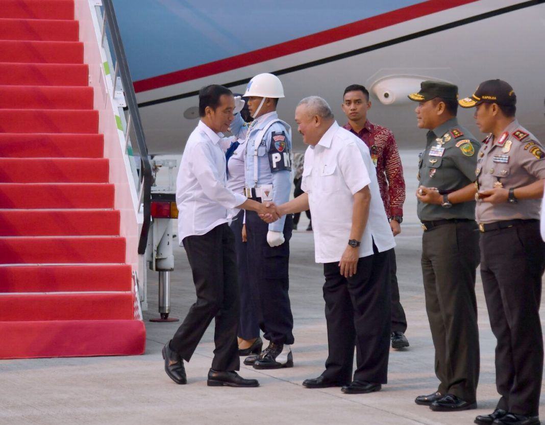 Foto: Presiden Jokowi disambut Gubernur Sumatra Selatan Alex Noerdin saat tiba di Bandara Sultan Mahmud Badaruddin II, Kota Palembang, Kamis (12/10).