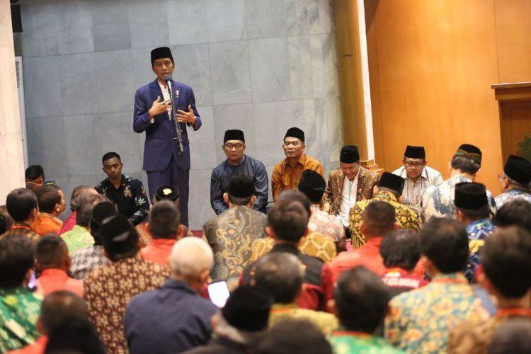 Foto: Presiden Jokowi saat bersilaturahmi dengan Keluarga Besar Jamiyyah Persatuan Islam (Persis), di Bandung, Jawa Barat, Selasa (17/10) malam