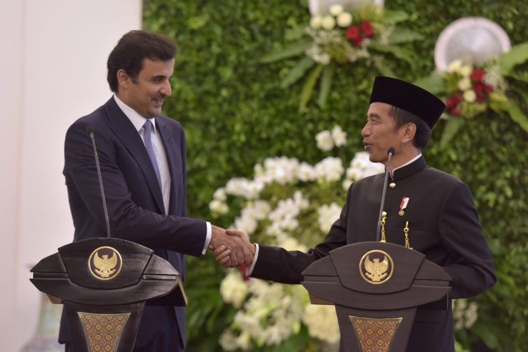 Foto: Presiden Jokowi saat menyampaikan keterangan pers bersama Emir Qatar Syekh Tamim bin Hamad Al Thani di Istana Kepresidenan Bogor, Jawa Barat, Rabu (18/10).