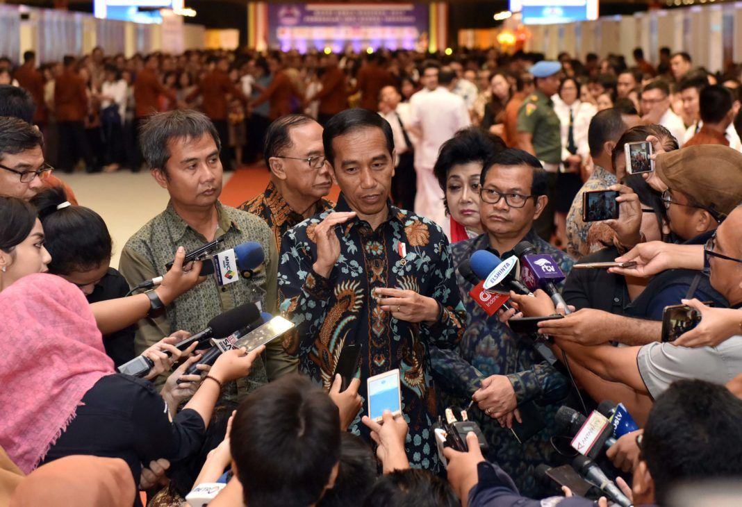 Foto: Presiden Jokowi menjawab wartawan usai membuka Rakernas Walubi, di JI Expo Kemayoran Jakarta, Kamis (26/10)