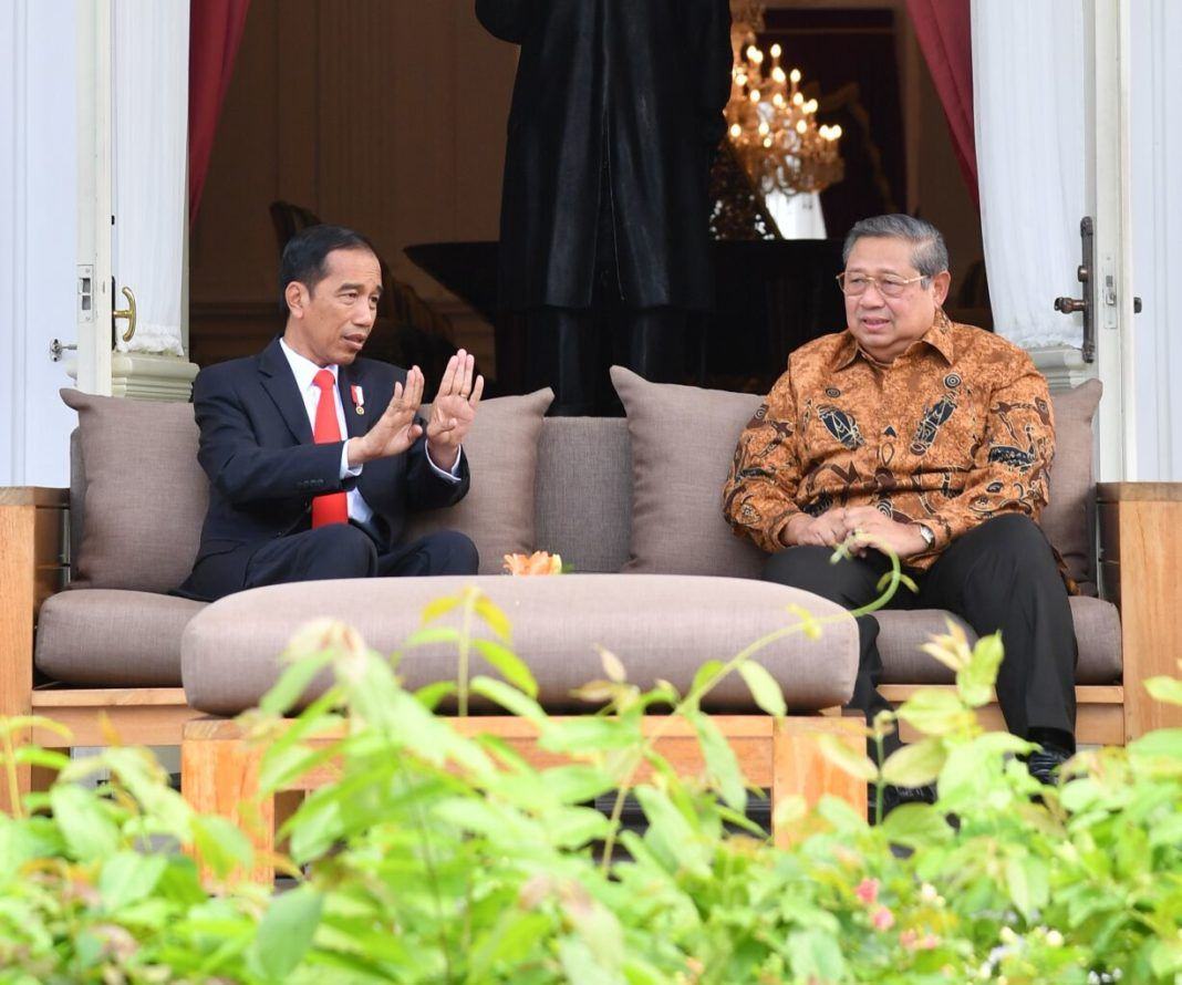 Foto: Presiden Jokowi menerima Presiden ke-6 RI, SBY, di beranda belakang Istana Merdeka, Jakarta, Jumat (27/10)