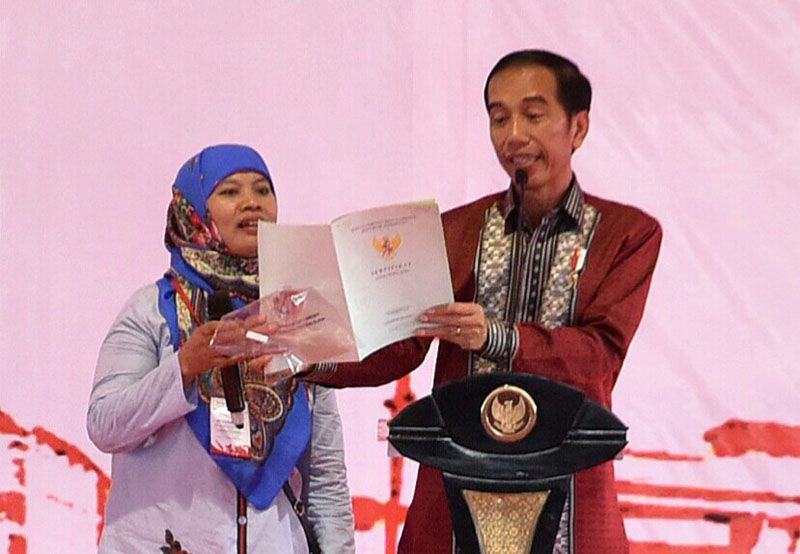 Foto: Presiden Jokowi berdialog dengan warga saat penyerahan 10.000 sertifikat, di Lapangan Bola Puspitek,Tangerang Selatan, Banten, Rabu (11/10)