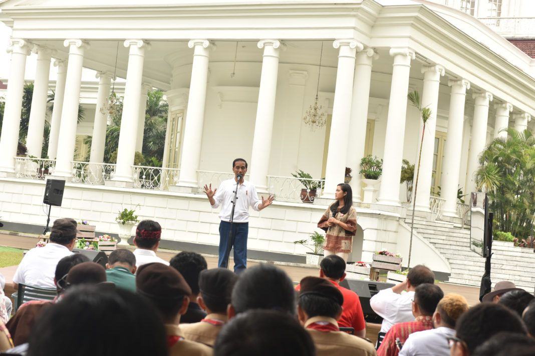 Foto: Presiden Jokowi saat menjawab pertanyaan peserta dalam acara Peringatan Hari Sumpah Pemuda, di Istana Kepresidenan, Bogor, Jawa Barat, Sabtu (28/10).