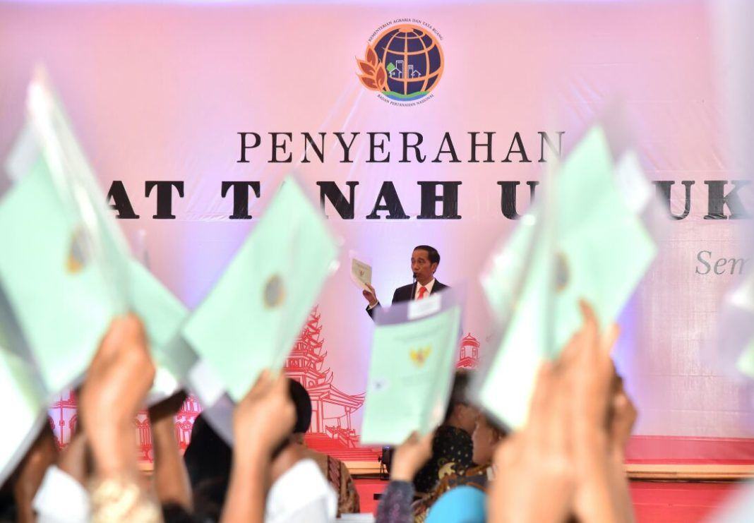 Foto: Presiden Jokowi saat memberikan sambutan pada Penyerahan Sertifikat Tanah yang diselenggarakan di Simpang Lima, Semarang, Jawa Tengah, Senin (9/10).