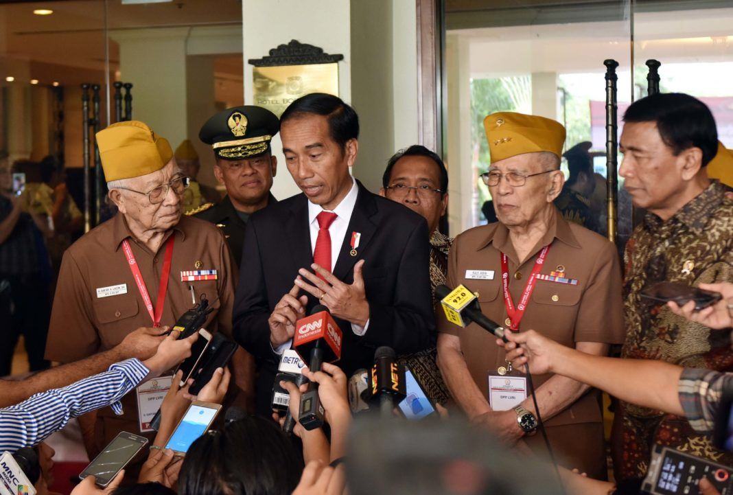 Foto: Presiden Jokowi menjawab pertanyaan wartawan usai menghadiri Penutupan Kongres XI LVRI Tahun 2017 di Hotel Borobudur, Jakarta, Kamis (19/10)